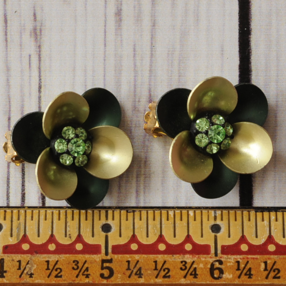 SOLD vintage green rhinestone flower clip earrings - Picture 7 of 8